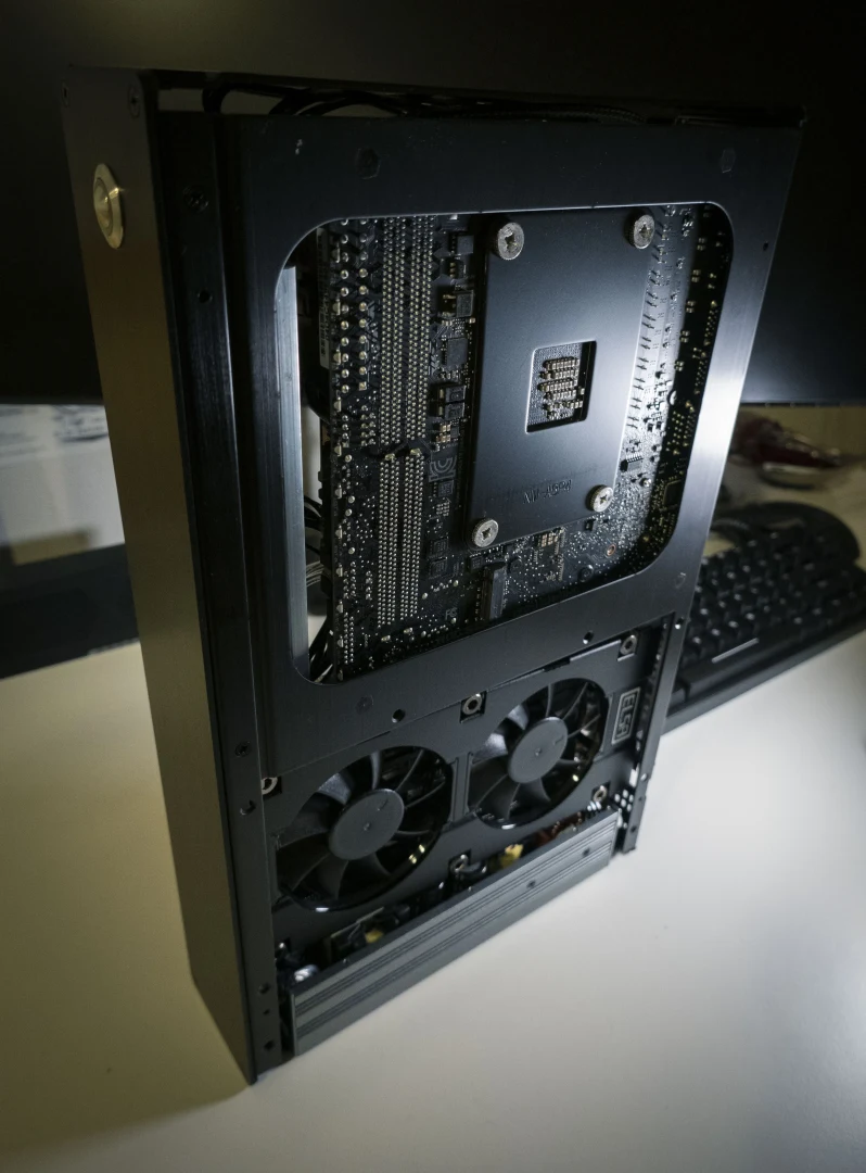ASUS ROG Crosshair X670E Hero — AM5 X670E ATX, PCIe 5.0 x16, USB4, 4× DDR5