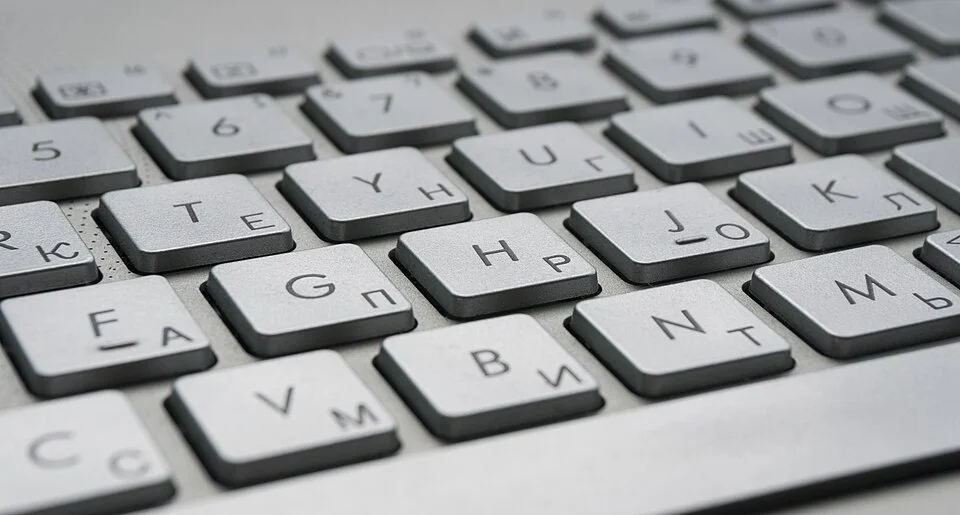 Walnut Keyboard — Mekaaninen näppäimistö pähkinäpuukotelolla.